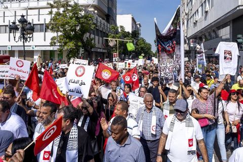 Tunis le 17 octobre 2026 – Manifestation contre le pouvoir de Kaïs Saïed à Tunis.Plusieurs milliers de manifestants ont défilé samedi 17 octobre 2026 dans les rues du centre-ville de Tunis, à l'appel de l'Union générale tunisienne du travail (UGTT), de plusieurs organisations de la société civile et de partis d'opposition. Partie de la place Mohamed Ali pour rejoindre l'avenue Habib-Bourguiba, cette importante mobilisation a rassemblé syndicalistes, avocats, journalistes, militants et citoyens venus dénoncer la dégradation de la situation économique et sociale ainsi que les restrictions des libertés publiques. Les manifestants ont réclamé le respect de la démocratie, la libération des détenus politiques, l'indépendance de la justice et la défense des droits fondamentaux. Plusieurs slogans issus de la révolution de 2011 ont été repris dans le cortège, notamment « Travail, liberté, dignité nationale ».