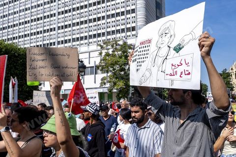 Tunis le 17 octobre 2026 – Manifestation contre le pouvoir de Kaïs Saïed à Tunis.Plusieurs milliers de manifestants ont défilé samedi 17 octobre 2026 dans les rues du centre-ville de Tunis, à l'appel de l'Union générale tunisienne du travail (UGTT), de plusieurs organisations de la société civile et de partis d'opposition. Partie de la place Mohamed Ali pour rejoindre l'avenue Habib-Bourguiba, cette importante mobilisation a rassemblé syndicalistes, avocats, journalistes, militants et citoyens venus dénoncer la dégradation de la situation économique et sociale ainsi que les restrictions des libertés publiques. Les manifestants ont réclamé le respect de la démocratie, la libération des détenus politiques, l'indépendance de la justice et la défense des droits fondamentaux. Plusieurs slogans issus de la révolution de 2011 ont été repris dans le cortège, notamment « Travail, liberté, dignité nationale ».