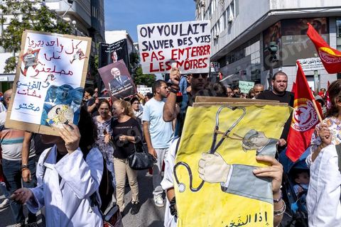 Tunis le 17 octobre 2026 – Manifestation contre le pouvoir de Kaïs Saïed à Tunis.Plusieurs milliers de manifestants ont défilé samedi 17 octobre 2026 dans les rues du centre-ville de Tunis, à l'appel de l'Union générale tunisienne du travail (UGTT), de plusieurs organisations de la société civile et de partis d'opposition. Partie de la place Mohamed Ali pour rejoindre l'avenue Habib-Bourguiba, cette importante mobilisation a rassemblé syndicalistes, avocats, journalistes, militants et citoyens venus dénoncer la dégradation de la situation économique et sociale ainsi que les restrictions des libertés publiques. Les manifestants ont réclamé le respect de la démocratie, la libération des détenus politiques, l'indépendance de la justice et la défense des droits fondamentaux. Plusieurs slogans issus de la révolution de 2011 ont été repris dans le cortège, notamment « Travail, liberté, dignité nationale ».