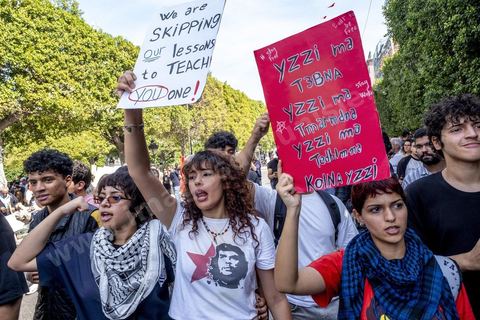 Tunis le 17 octobre 2026 – Manifestation contre le pouvoir de Kaïs Saïed à Tunis.Plusieurs milliers de manifestants ont défilé samedi 17 octobre 2026 dans les rues du centre-ville de Tunis, à l'appel de l'Union générale tunisienne du travail (UGTT), de plusieurs organisations de la société civile et de partis d'opposition. Partie de la place Mohamed Ali pour rejoindre l'avenue Habib-Bourguiba, cette importante mobilisation a rassemblé syndicalistes, avocats, journalistes, militants et citoyens venus dénoncer la dégradation de la situation économique et sociale ainsi que les restrictions des libertés publiques. Les manifestants ont réclamé le respect de la démocratie, la libération des détenus politiques, l'indépendance de la justice et la défense des droits fondamentaux. Plusieurs slogans issus de la révolution de 2011 ont été repris dans le cortège, notamment « Travail, liberté, dignité nationale ».