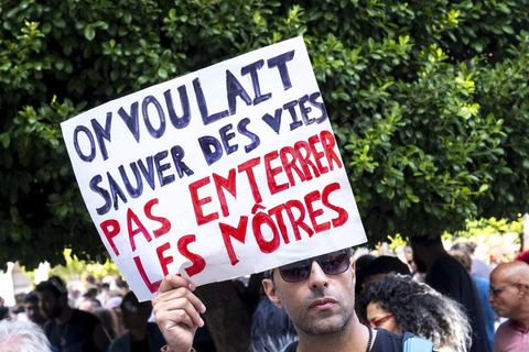 Tunis le 17 octobre 2026 – Manifestation contre le pouvoir de Kaïs Saïed à Tunis.Plusieurs milliers de manifestants ont défilé samedi 17 octobre 2026 dans les rues du centre-ville de Tunis, à l'appel de l'Union générale tunisienne du travail (UGTT), de plusieurs organisations de la société civile et de partis d'opposition. Partie de la place Mohamed Ali pour rejoindre l'avenue Habib-Bourguiba, cette importante mobilisation a rassemblé syndicalistes, avocats, journalistes, militants et citoyens venus dénoncer la dégradation de la situation économique et sociale ainsi que les restrictions des libertés publiques. Les manifestants ont réclamé le respect de la démocratie, la libération des détenus politiques, l'indépendance de la justice et la défense des droits fondamentaux. Plusieurs slogans issus de la révolution de 2011 ont été repris dans le cortège, notamment « Travail, liberté, dignité nationale ».