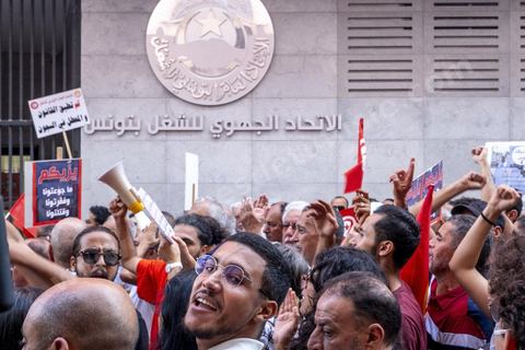 Tunis le 17 octobre 2026 – Manifestation contre le pouvoir de Kaïs Saïed à Tunis.Plusieurs milliers de manifestants ont défilé samedi 17 octobre 2026 dans les rues du centre-ville de Tunis, à l'appel de l'Union générale tunisienne du travail (UGTT), de plusieurs organisations de la société civile et de partis d'opposition. Partie de la place Mohamed Ali pour rejoindre l'avenue Habib-Bourguiba, cette importante mobilisation a rassemblé syndicalistes, avocats, journalistes, militants et citoyens venus dénoncer la dégradation de la situation économique et sociale ainsi que les restrictions des libertés publiques. Les manifestants ont réclamé le respect de la démocratie, la libération des détenus politiques, l'indépendance de la justice et la défense des droits fondamentaux. Plusieurs slogans issus de la révolution de 2011 ont été repris dans le cortège, notamment « Travail, liberté, dignité nationale ».