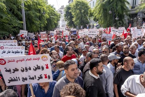 Tunis le 17 octobre 2026 – Manifestation contre le pouvoir de Kaïs Saïed à Tunis.Plusieurs milliers de manifestants ont défilé samedi 17 octobre 2026 dans les rues du centre-ville de Tunis, à l'appel de l'Union générale tunisienne du travail (UGTT), de plusieurs organisations de la société civile et de partis d'opposition. Partie de la place Mohamed Ali pour rejoindre l'avenue Habib-Bourguiba, cette importante mobilisation a rassemblé syndicalistes, avocats, journalistes, militants et citoyens venus dénoncer la dégradation de la situation économique et sociale ainsi que les restrictions des libertés publiques. Les manifestants ont réclamé le respect de la démocratie, la libération des détenus politiques, l'indépendance de la justice et la défense des droits fondamentaux. Plusieurs slogans issus de la révolution de 2011 ont été repris dans le cortège, notamment « Travail, liberté, dignité nationale ».