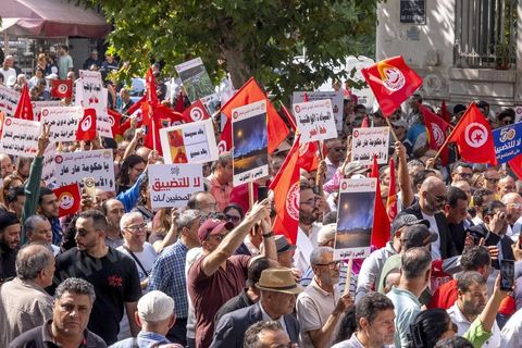 Tunis le 17 octobre 2026 – Manifestation contre le pouvoir de Kaïs Saïed à Tunis.Plusieurs milliers de manifestants ont défilé samedi 17 octobre 2026 dans les rues du centre-ville de Tunis, à l'appel de l'Union générale tunisienne du travail (UGTT), de plusieurs organisations de la société civile et de partis d'opposition. Partie de la place Mohamed Ali pour rejoindre l'avenue Habib-Bourguiba, cette importante mobilisation a rassemblé syndicalistes, avocats, journalistes, militants et citoyens venus dénoncer la dégradation de la situation économique et sociale ainsi que les restrictions des libertés publiques. Les manifestants ont réclamé le respect de la démocratie, la libération des détenus politiques, l'indépendance de la justice et la défense des droits fondamentaux. Plusieurs slogans issus de la révolution de 2011 ont été repris dans le cortège, notamment « Travail, liberté, dignité nationale ».