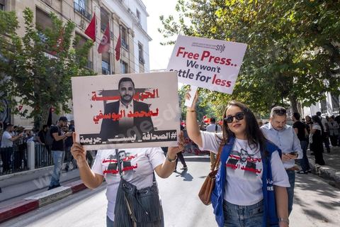 Tunis le 17 octobre 2026 – Manifestation contre le pouvoir de Kaïs Saïed à Tunis.Plusieurs milliers de manifestants ont défilé samedi 17 octobre 2026 dans les rues du centre-ville de Tunis, à l'appel de l'Union générale tunisienne du travail (UGTT), de plusieurs organisations de la société civile et de partis d'opposition. Partie de la place Mohamed Ali pour rejoindre l'avenue Habib-Bourguiba, cette importante mobilisation a rassemblé syndicalistes, avocats, journalistes, militants et citoyens venus dénoncer la dégradation de la situation économique et sociale ainsi que les restrictions des libertés publiques. Les manifestants ont réclamé le respect de la démocratie, la libération des détenus politiques, l'indépendance de la justice et la défense des droits fondamentaux. Plusieurs slogans issus de la révolution de 2011 ont été repris dans le cortège, notamment « Travail, liberté, dignité nationale ».