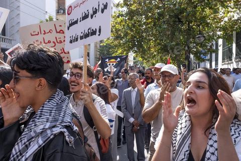 Tunis le 17 octobre 2026 – Manifestation contre le pouvoir de Kaïs Saïed à Tunis.Plusieurs milliers de manifestants ont défilé samedi 17 octobre 2026 dans les rues du centre-ville de Tunis, à l'appel de l'Union générale tunisienne du travail (UGTT), de plusieurs organisations de la société civile et de partis d'opposition. Partie de la place Mohamed Ali pour rejoindre l'avenue Habib-Bourguiba, cette importante mobilisation a rassemblé syndicalistes, avocats, journalistes, militants et citoyens venus dénoncer la dégradation de la situation économique et sociale ainsi que les restrictions des libertés publiques. Les manifestants ont réclamé le respect de la démocratie, la libération des détenus politiques, l'indépendance de la justice et la défense des droits fondamentaux. Plusieurs slogans issus de la révolution de 2011 ont été repris dans le cortège, notamment « Travail, liberté, dignité nationale ».