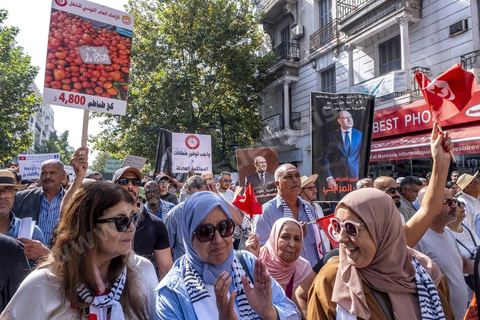 Tunis le 17 octobre 2026 – Manifestation contre le pouvoir de Kaïs Saïed à Tunis.Plusieurs milliers de manifestants ont défilé samedi 17 octobre 2026 dans les rues du centre-ville de Tunis, à l'appel de l'Union générale tunisienne du travail (UGTT), de plusieurs organisations de la société civile et de partis d'opposition. Partie de la place Mohamed Ali pour rejoindre l'avenue Habib-Bourguiba, cette importante mobilisation a rassemblé syndicalistes, avocats, journalistes, militants et citoyens venus dénoncer la dégradation de la situation économique et sociale ainsi que les restrictions des libertés publiques. Les manifestants ont réclamé le respect de la démocratie, la libération des détenus politiques, l'indépendance de la justice et la défense des droits fondamentaux. Plusieurs slogans issus de la révolution de 2011 ont été repris dans le cortège, notamment « Travail, liberté, dignité nationale ».