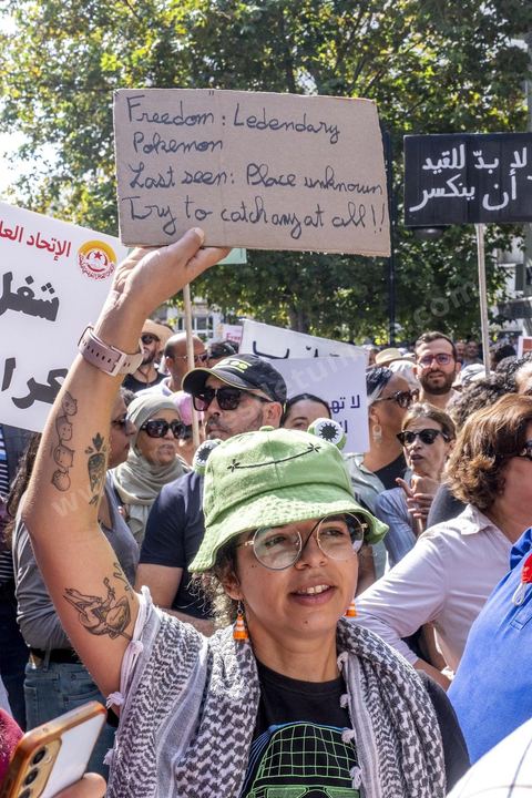 Tunis le 17 octobre 2026 – Manifestation contre le pouvoir de Kaïs Saïed à Tunis.Plusieurs milliers de manifestants ont défilé samedi 17 octobre 2026 dans les rues du centre-ville de Tunis, à l'appel de l'Union générale tunisienne du travail (UGTT), de plusieurs organisations de la société civile et de partis d'opposition. Partie de la place Mohamed Ali pour rejoindre l'avenue Habib-Bourguiba, cette importante mobilisation a rassemblé syndicalistes, avocats, journalistes, militants et citoyens venus dénoncer la dégradation de la situation économique et sociale ainsi que les restrictions des libertés publiques. Les manifestants ont réclamé le respect de la démocratie, la libération des détenus politiques, l'indépendance de la justice et la défense des droits fondamentaux. Plusieurs slogans issus de la révolution de 2011 ont été repris dans le cortège, notamment « Travail, liberté, dignité nationale ».