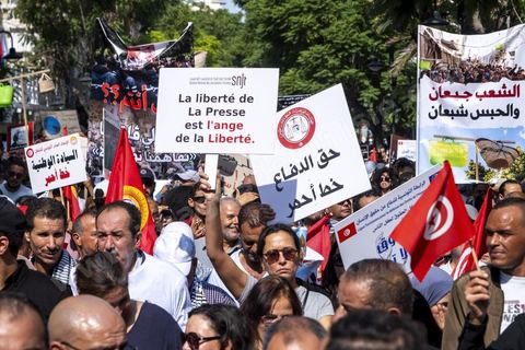 Tunis le 17 octobre 2026 – Manifestation contre le pouvoir de Kaïs Saïed à Tunis.Plusieurs milliers de manifestants ont défilé samedi 17 octobre 2026 dans les rues du centre-ville de Tunis, à l'appel de l'Union générale tunisienne du travail (UGTT), de plusieurs organisations de la société civile et de partis d'opposition. Partie de la place Mohamed Ali pour rejoindre l'avenue Habib-Bourguiba, cette importante mobilisation a rassemblé syndicalistes, avocats, journalistes, militants et citoyens venus dénoncer la dégradation de la situation économique et sociale ainsi que les restrictions des libertés publiques. Les manifestants ont réclamé le respect de la démocratie, la libération des détenus politiques, l'indépendance de la justice et la défense des droits fondamentaux. Plusieurs slogans issus de la révolution de 2011 ont été repris dans le cortège, notamment « Travail, liberté, dignité nationale ».