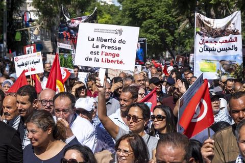 Tunis le 17 octobre 2026 – Manifestation contre le pouvoir de Kaïs Saïed à Tunis.Plusieurs milliers de manifestants ont défilé samedi 17 octobre 2026 dans les rues du centre-ville de Tunis, à l'appel de l'Union générale tunisienne du travail (UGTT), de plusieurs organisations de la société civile et de partis d'opposition. Partie de la place Mohamed Ali pour rejoindre l'avenue Habib-Bourguiba, cette importante mobilisation a rassemblé syndicalistes, avocats, journalistes, militants et citoyens venus dénoncer la dégradation de la situation économique et sociale ainsi que les restrictions des libertés publiques. Les manifestants ont réclamé le respect de la démocratie, la libération des détenus politiques, l'indépendance de la justice et la défense des droits fondamentaux. Plusieurs slogans issus de la révolution de 2011 ont été repris dans le cortège, notamment « Travail, liberté, dignité nationale ».