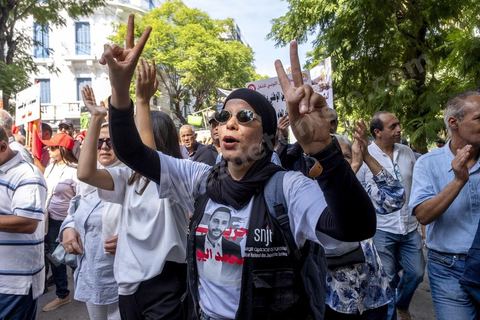 Tunis le 17 octobre 2026 – Manifestation contre le pouvoir de Kaïs Saïed à Tunis.Plusieurs milliers de manifestants ont défilé samedi 17 octobre 2026 dans les rues du centre-ville de Tunis, à l'appel de l'Union générale tunisienne du travail (UGTT), de plusieurs organisations de la société civile et de partis d'opposition. Partie de la place Mohamed Ali pour rejoindre l'avenue Habib-Bourguiba, cette importante mobilisation a rassemblé syndicalistes, avocats, journalistes, militants et citoyens venus dénoncer la dégradation de la situation économique et sociale ainsi que les restrictions des libertés publiques. Les manifestants ont réclamé le respect de la démocratie, la libération des détenus politiques, l'indépendance de la justice et la défense des droits fondamentaux. Plusieurs slogans issus de la révolution de 2011 ont été repris dans le cortège, notamment « Travail, liberté, dignité nationale ».