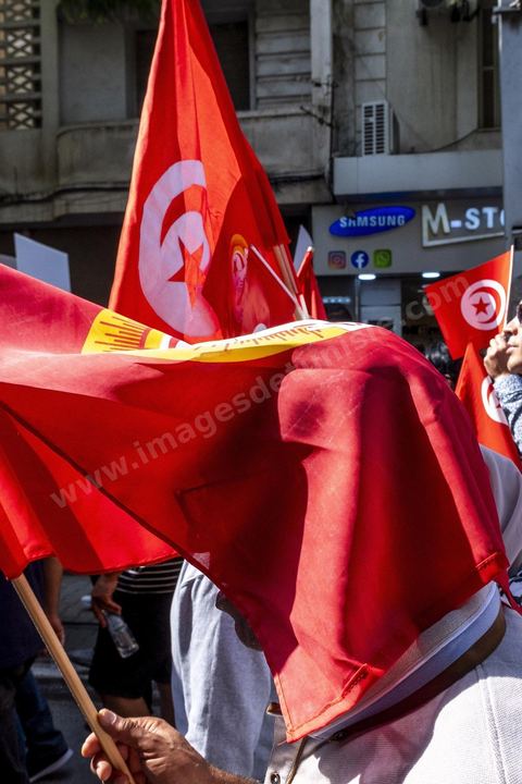 Tunis le 17 octobre 2026 – Manifestation contre le pouvoir de Kaïs Saïed à Tunis.Plusieurs milliers de manifestants ont défilé samedi 17 octobre 2026 dans les rues du centre-ville de Tunis, à l'appel de l'Union générale tunisienne du travail (UGTT), de plusieurs organisations de la société civile et de partis d'opposition. Partie de la place Mohamed Ali pour rejoindre l'avenue Habib-Bourguiba, cette importante mobilisation a rassemblé syndicalistes, avocats, journalistes, militants et citoyens venus dénoncer la dégradation de la situation économique et sociale ainsi que les restrictions des libertés publiques. Les manifestants ont réclamé le respect de la démocratie, la libération des détenus politiques, l'indépendance de la justice et la défense des droits fondamentaux. Plusieurs slogans issus de la révolution de 2011 ont été repris dans le cortège, notamment « Travail, liberté, dignité nationale ».