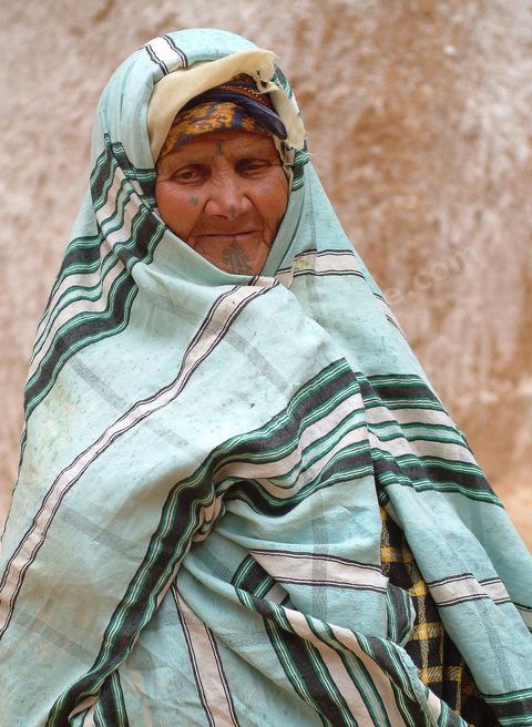 Femme tatouée à Matmata