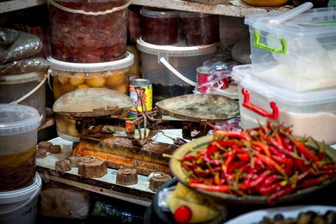 Boutique / Hanout "Epices et Salaisons" de Hathem Dilen au marché de Midoun. 