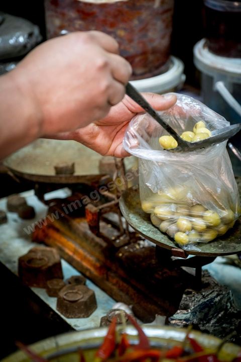 Boutique / Hanout "Epices et Salaisons" de Hathem Dilen au marché de Midoun. 