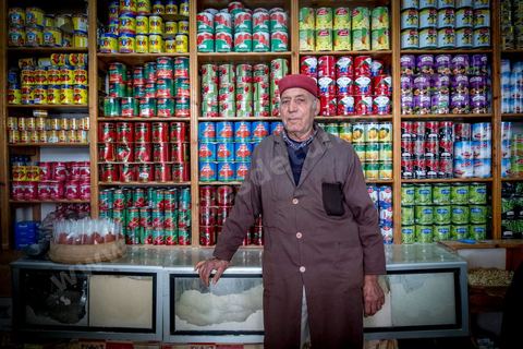 Epicier / Hanout au marché de Midoun de Mabrouk qui travaille avec ses deux fils et un apprenti