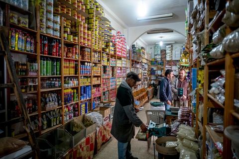 Epicier / Hanout au marché de Midoun de Mabrouk qui travaille avec ses deux fils et un apprenti
