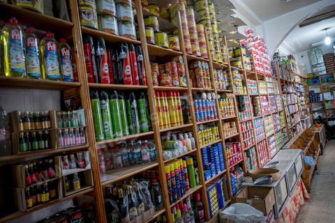 Epicier / Hanout au marché de Midoun de Mabrouk qui travaille avec ses deux fils et un apprenti