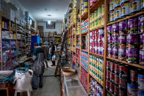 Epicier / Hanout au marché de Midoun de Mabrouk qui travaille avec ses deux fils et un apprenti