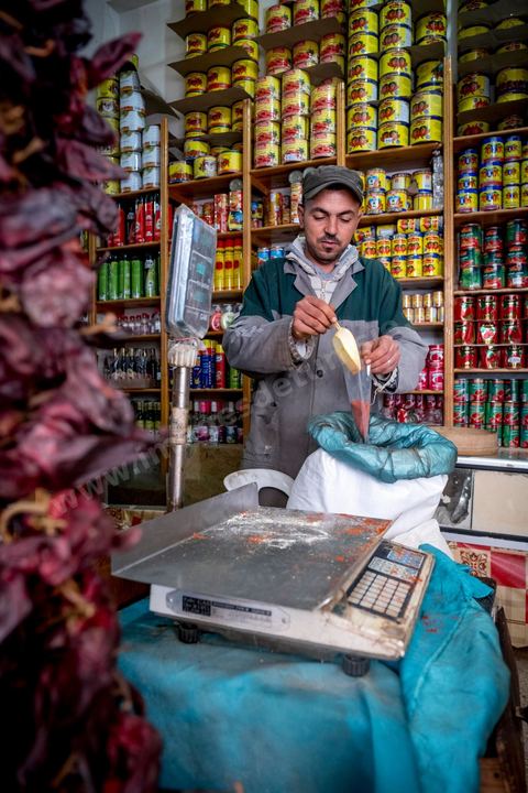 Epicier / Hanout au marché de Midoun de Mabrouk qui travaille avec ses deux fils et un apprenti