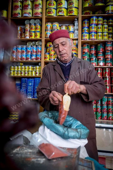 Epicier / Hanout au marché de Midoun de Mabrouk qui travaille avec ses deux fils et un apprenti
