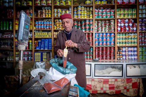 Epicier / Hanout au marché de Midoun de Mabrouk qui travaille avec ses deux fils et un apprenti