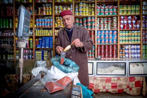 Epicier / Hanout au marché de Midoun de Mabrouk qui travaille avec ses deux fils et un apprenti