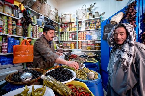 Boutique / Hanout "Epices et Salaisons" de Hathem Dilen au marché de Midoun. 