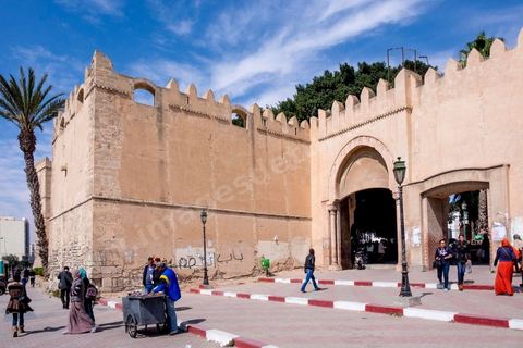 Remparts et porte de la medina de Sfax, la seconde ville du pays et capitale du sud. Grande ville portuaire et industrielle, mais aussi culturelle avec ses remparts, sa medina, ses nombreux monuments historiques et ses musées. 