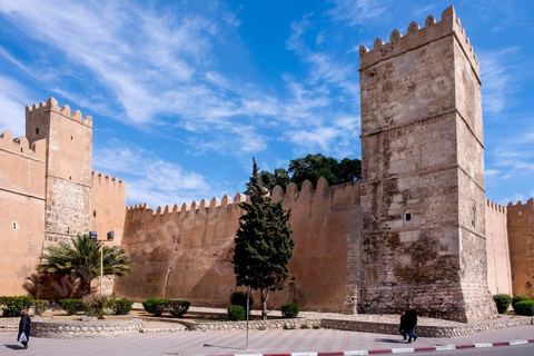 Remparts et Kasbah de Sfax, la seconde ville du pays et capitale du sud. Grande ville portuaire et industrielle, mais aussi culturelle avec ses remparts, sa medina, ses nombreux monuments historiques et ses musées. 