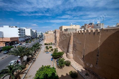 Remparts et porte de la medina de Sfax, la seconde ville du pays et capitale du sud. Grande ville portuaire et industrielle, mais aussi culturelle avec ses remparts, sa medina, ses nombreux monuments historiques et ses musées. 