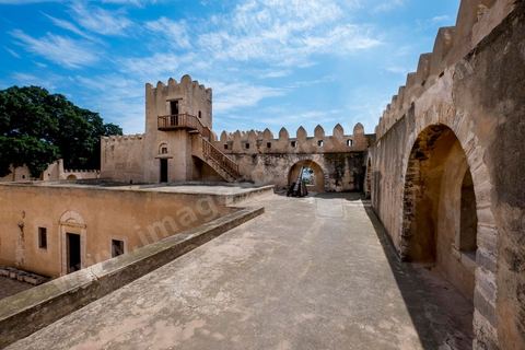 La Kasbah de Sfax, la seconde ville du pays et capitale du sud. Grande ville portuaire et industrielle, mais aussi culturelle avec ses remparts, sa medina, ses nombreux monuments historiques et ses musées. 