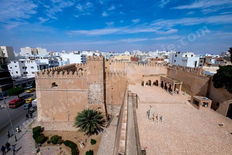 La Kasbah de Sfax, la seconde ville du pays et capitale du sud. Grande ville portuaire et industrielle, mais aussi culturelle avec ses remparts, sa medina, ses nombreux monuments historiques et ses musées. 