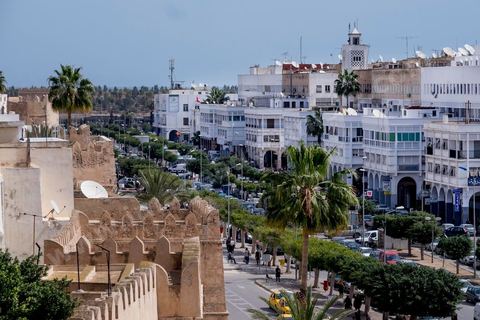 La Kasbah et la ville européenne de Sfax, la seconde ville du pays et capitale du sud. Grande ville portuaire et industrielle, mais aussi culturelle avec ses remparts, sa medina, ses nombreux monuments historiques et ses musées. 