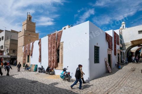 Mosquée dans la medina Sfax, la seconde ville du pays et capitale du sud. Grande ville portuaire et industrielle, mais aussi culturelle avec ses remparts, sa medina, ses nombreux monuments historiques et ses musées. 