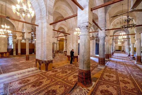 Salle des prières de la Grande Mosquée de Sfax, la seconde ville du pays et capitale du sud. Grande ville portuaire et industrielle, mais aussi culturelle avec ses remparts, sa medina, ses nombreux monuments historiques et ses musées. Sfax, la seconde ville du pays et capitale du sud. Grande ville portuaire et industrielle, mais aussi culturelle avec ses remparts, sa medina, ses nombreux monuments historiques et ses musées. 