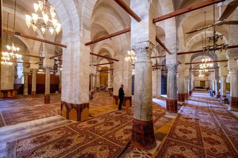 Salle des prières de la Grande Mosquée de Sfax, la seconde ville du pays et capitale du sud. Grande ville portuaire et industrielle, mais aussi culturelle avec ses remparts, sa medina, ses nombreux monuments historiques et ses musées. Sfax, la seconde ville du pays et capitale du sud. Grande ville portuaire et industrielle, mais aussi culturelle avec ses remparts, sa medina, ses nombreux monuments historiques et ses musées. 