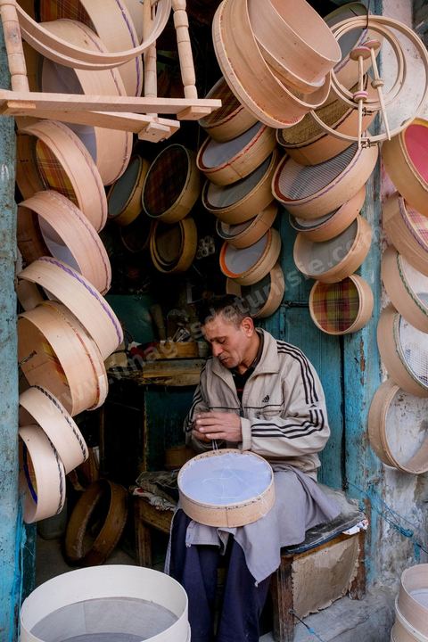 Artisan fabricant de tamis dans la medina Sfax, la seconde ville du pays et capitale du sud. Grande ville portuaire et industrielle, mais aussi culturelle avec ses remparts, sa medina, ses nombreux monuments historiques et ses musées. 