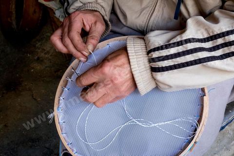 Artisan fabricant de tamis dans la medina Sfax, la seconde ville du pays et capitale du sud. Grande ville portuaire et industrielle, mais aussi culturelle avec ses remparts, sa medina, ses nombreux monuments historiques et ses musées. 
