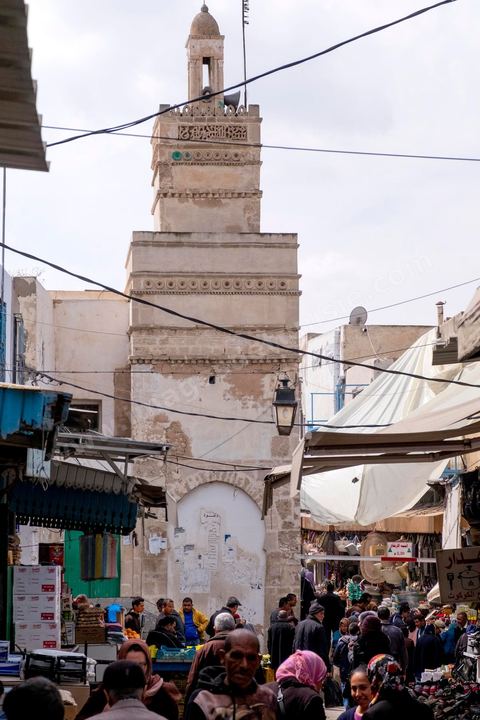 Ruele de la medina de Sfax, la seconde ville du pays et capitale du sud. Grande ville portuaire et industrielle, mais aussi culturelle avec ses remparts, sa medina, ses nombreux monuments historiques et ses musées. 