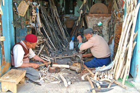 Artisans du bois dans la medina de Sfax