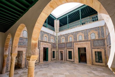 Le Dar Jallouli musée d'arts et Traditions populaires dans la medina de Sfax, la seconde ville du pays et capitale du sud. Grande ville portuaire et industrielle, mais aussi culturelle avec ses remparts, sa medina, ses nombreux monuments historiques et ses musées. 
