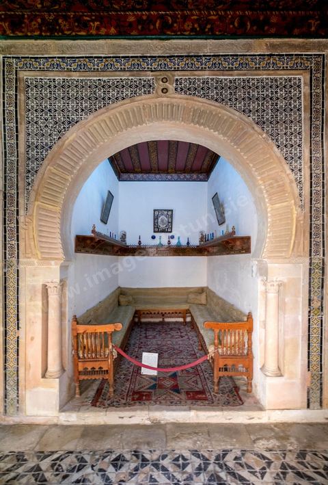 Le Dar Jallouli musée d'arts et Traditions populaires dans la medina de Sfax, la seconde ville du pays et capitale du sud. Grande ville portuaire et industrielle, mais aussi culturelle avec ses remparts, sa medina, ses nombreux monuments historiques et ses musées. 