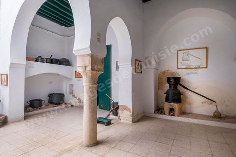 Le Dar Jallouli musée d'arts et Traditions populaires dans la medina de Sfax, la seconde ville du pays et capitale du sud. Grande ville portuaire et industrielle, mais aussi culturelle avec ses remparts, sa medina, ses nombreux monuments historiques et ses musées. 