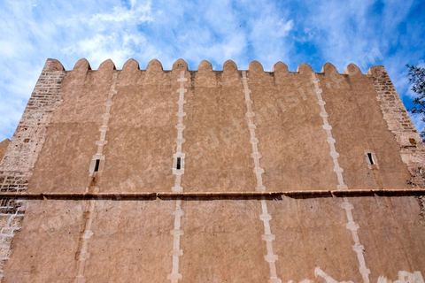 Remparts et porte de la medina de Sfax, la seconde ville du pays et capitale du sud. Grande ville portuaire et industrielle, mais aussi culturelle avec ses remparts, sa medina, ses nombreux monuments historiques et ses musées. 