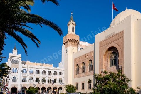 Façade la municipalité de Sfax, la seconde ville du pays et capitale du sud. Grande ville portuaire et industrielle, mais aussi culturelle avec ses remparts, sa medina, ses nombreux monuments historiques et ses musées. 