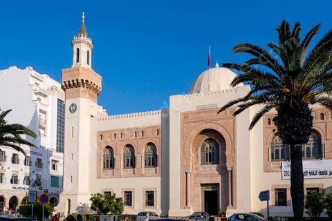 Façade la municipalité de Sfax, la seconde ville du pays et capitale du sud. Grande ville portuaire et industrielle, mais aussi culturelle avec ses remparts, sa medina, ses nombreux monuments historiques et ses musées. 