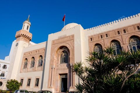 Façade la municipalité de Sfax, la seconde ville du pays et capitale du sud. Grande ville portuaire et industrielle, mais aussi culturelle avec ses remparts, sa medina, ses nombreux monuments historiques et ses musées. 