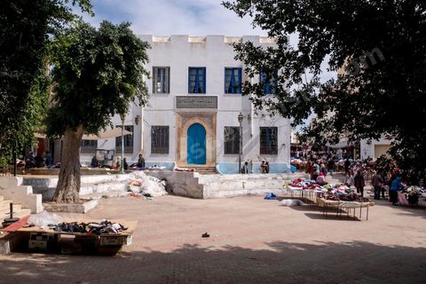 Place devant la Kasbah de Sfax, la seconde ville du pays et capitale du sud. Grande ville portuaire et industrielle, mais aussi culturelle avec ses remparts, sa medina, ses nombreux monuments historiques et ses musées. 