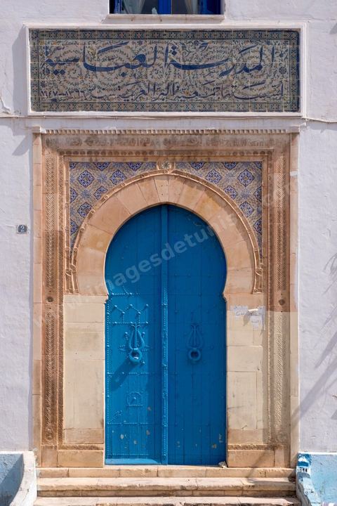 Place devant la Kasbah de Sfax, la seconde ville du pays et capitale du sud. Grande ville portuaire et industrielle, mais aussi culturelle avec ses remparts, sa medina, ses nombreux monuments historiques et ses musées. 